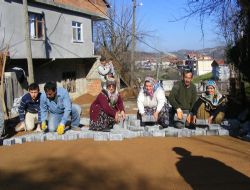 ALAPLI DA KADIN VE ERKEKLER İMECE USULÜ YOL YAPIYOR